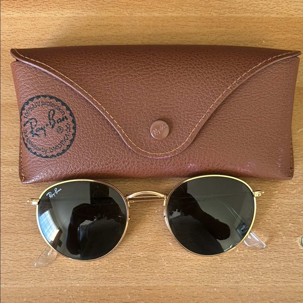 Ray-Ban Round Gold Sunglasses